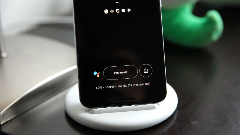 The little Google Assistant icon lets you know it’s there to answer questions. Meanwhile, the middle button is contextual and changes based on the time of day and other current events, while the button on the right gives you a quick rundown of your schedule and other important events.
